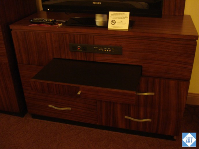 CP MKE West Chest with Pullout