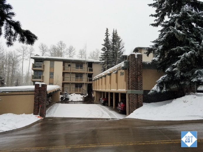One of two entrances to the Slope building. To the right under the tree you can see a white car in the second (main) driveway.
