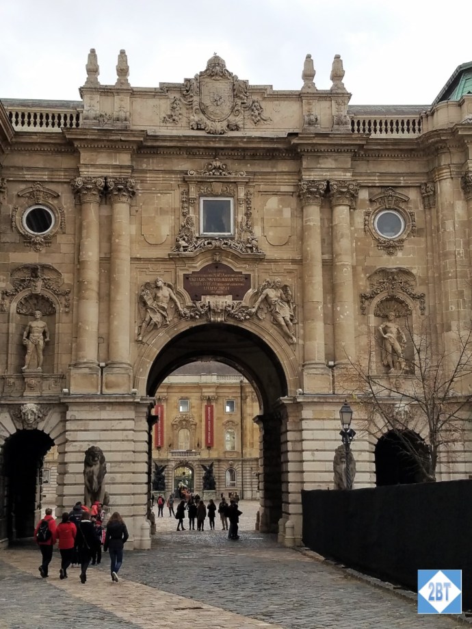 bud-buda-castle-entrance
